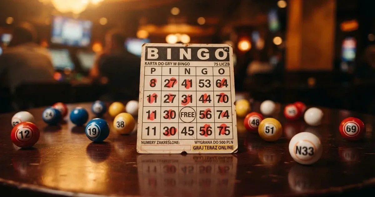 Karta do bingo z odznaczonymi liczbami obok wylosowanych kulek na stole w kasynie online