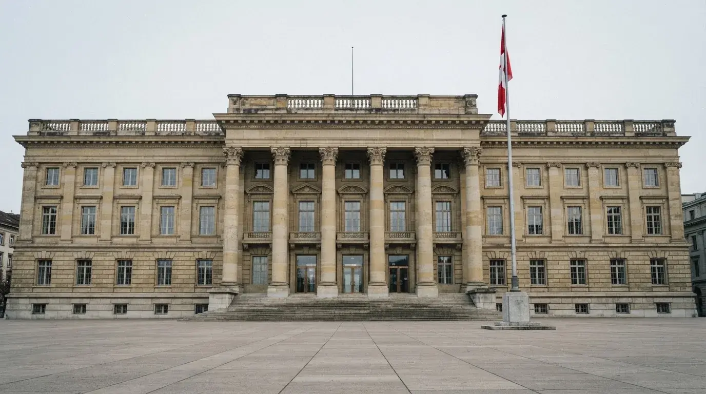 Budynek urzędu administracji państwowej z flagą Polski na maszcie w tle
